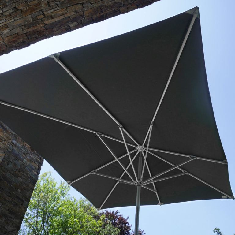 Der Sonnenschirm für Terrasse und Garten, für private Haushalte